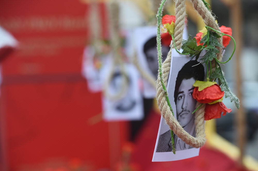 Raeesi (a.k.a. Seyyed Ebrahim Rais al-Sadati) war einst stellvertretender Staatsanwalt von Teheran und ein zentralen Mitglied im berüchtigten Teheraner „Todeskomitee“, welches die Hinrichtung von politischen Gefangenen während des Massakers von 1988 beschloss.