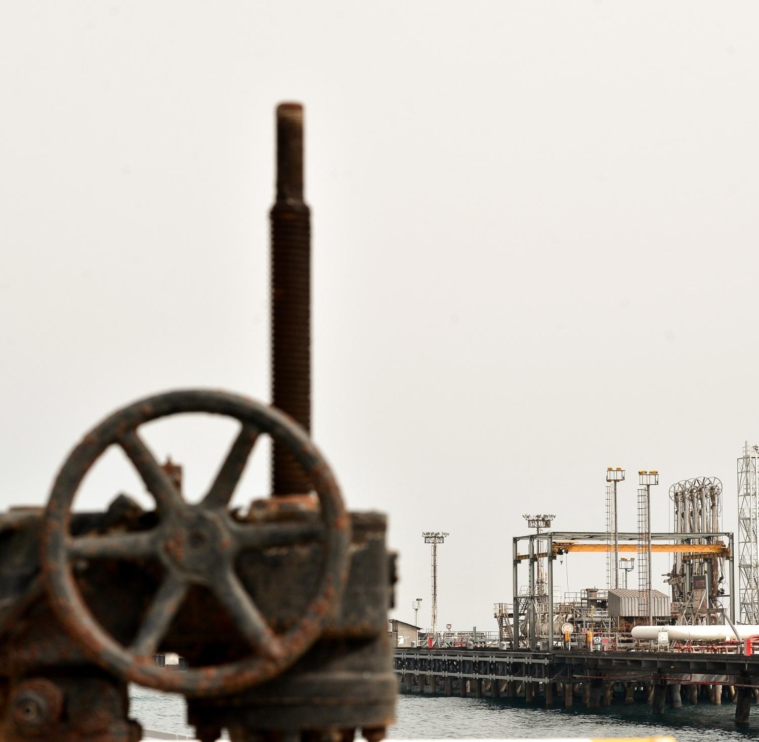 Die Welt Die USA haben andere Staaten aufgefordert, ihre Öl-Einfuhren aus dem Iran zu stoppen. Auf diese Weise soll die Islamische Republik finanziell ausgetrocknet werden. Offenbar zeigen die Sanktionen nun Wirkung.