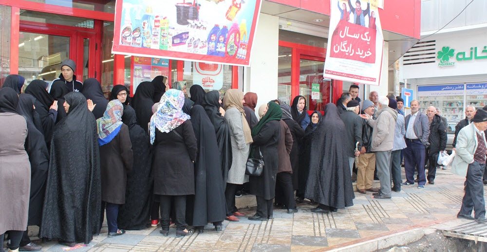 Täglich müssen die Menschen stundenlang für Grundlebensmittel wie Fleisch und Brot anstehen.