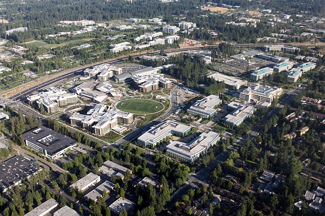 Wikipedia West-Campus von Microsoft, Redmond, Washington, USA. Microsoft meldet Cyber-Angriffe aus dem Iran hätten in den letzten zwei Jahren mehrstellige Millionenschäden angerichtet