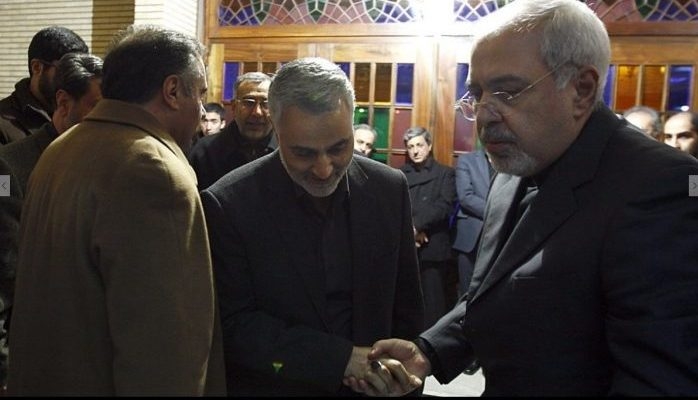 General Qassem Soleimani (Mitte) geht Hand in Hand mit Javad Zarif im Rahmen einer Zeremonie nach dem Tod der Mutter von Zarif. Die Iran Lobby porträtiert Zarif als eine moderate Stimme im Regime. Doch Quasem Soleimani, der Anführer der terroristischen Quds Force, äußert nun seine und die Unterstützung des obersten Führers für Zarif!