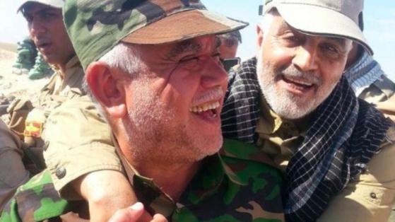 Der iranische Quds-Force-General Kassem Soleimani (r.) in enger Umarmung mit Hadi Al-Amari, dem Anführer der schiitischen Badr-Brigaden im Irak